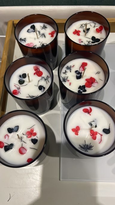 6 candles setting in black jars